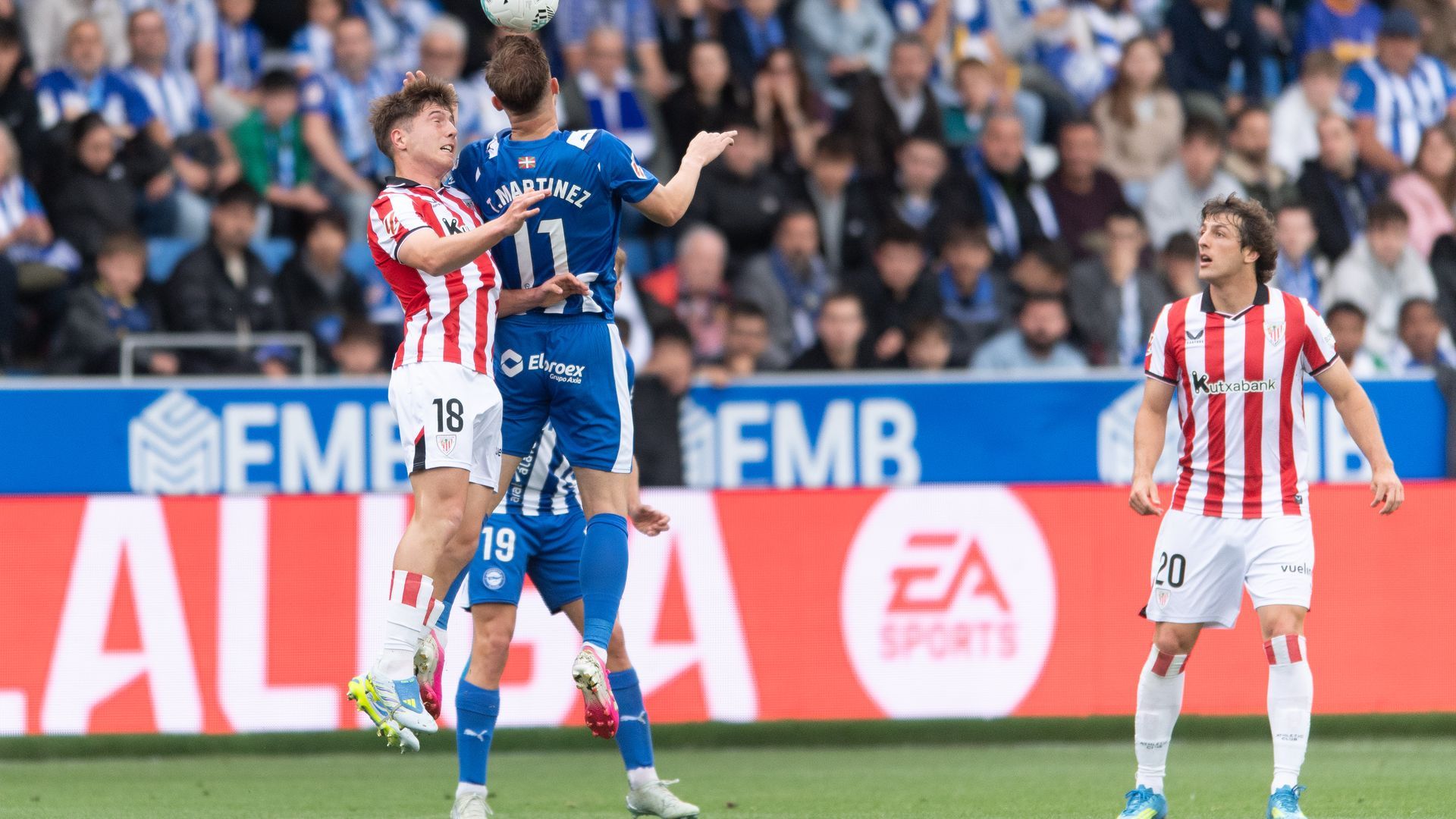 Salto de Mikel Jauregizar ante el Alavés en Mendizorrotza