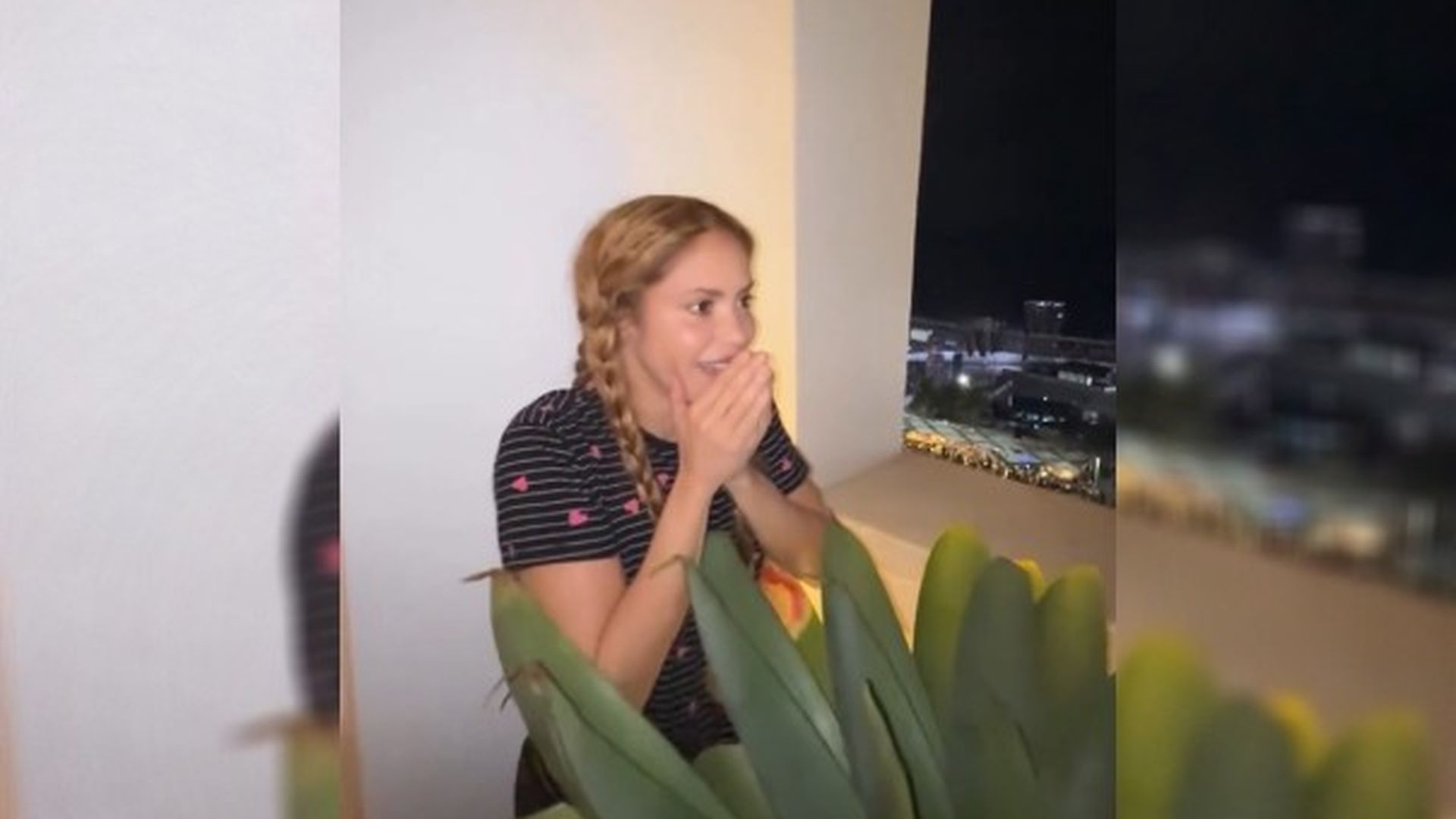 Shakira, emocionada al ver desde la ventana de un hotel a miles de fans reunidos en Copacabana: "¿Todos están aquí por mí?"