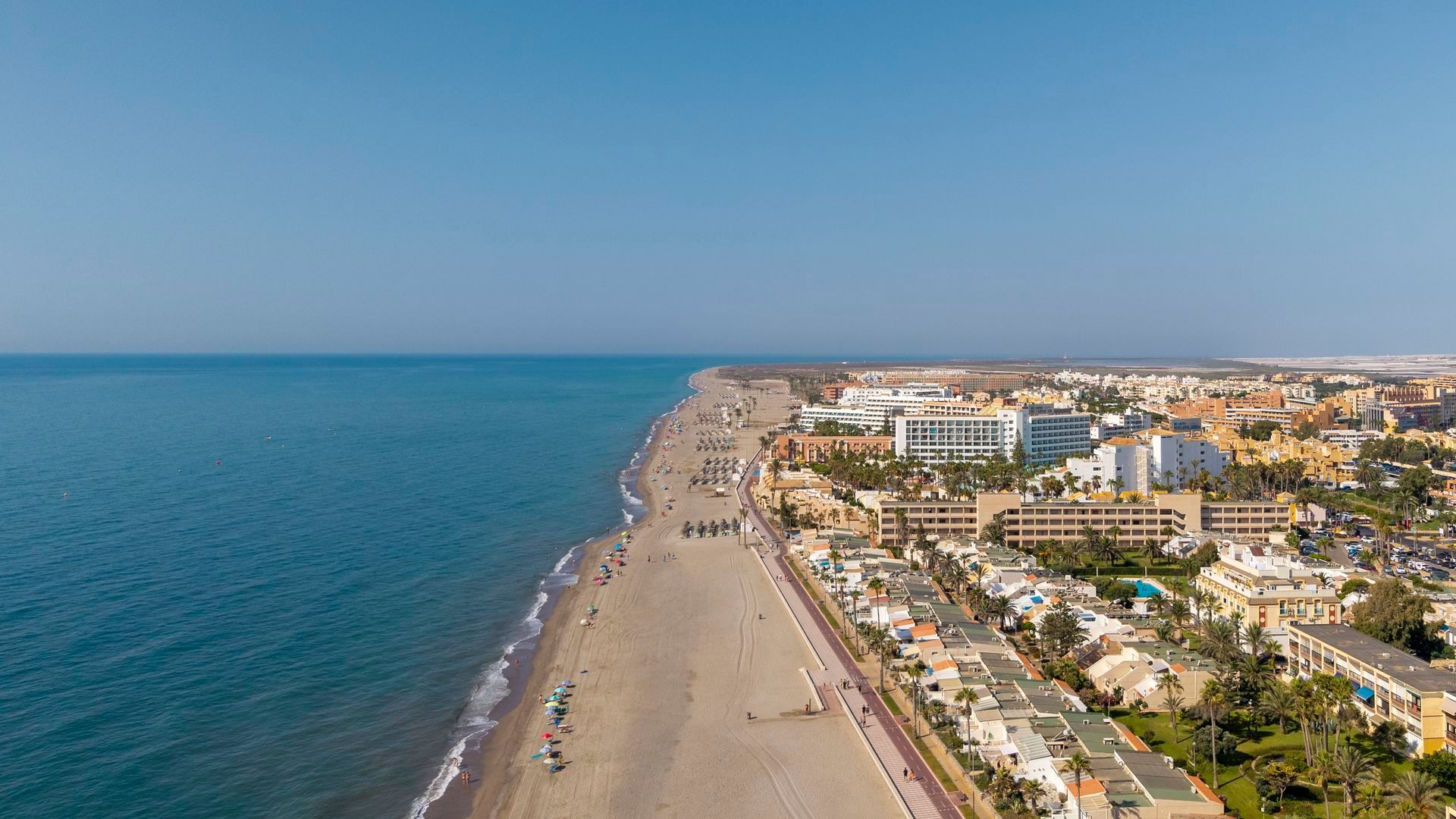Vista aérea de la costa de Roquetas de Mar, Almería