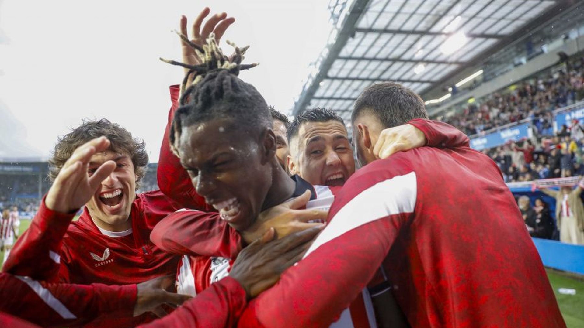 Abrazos a Nico Williams en el derbi ante el Alavés en Mendizorrotza