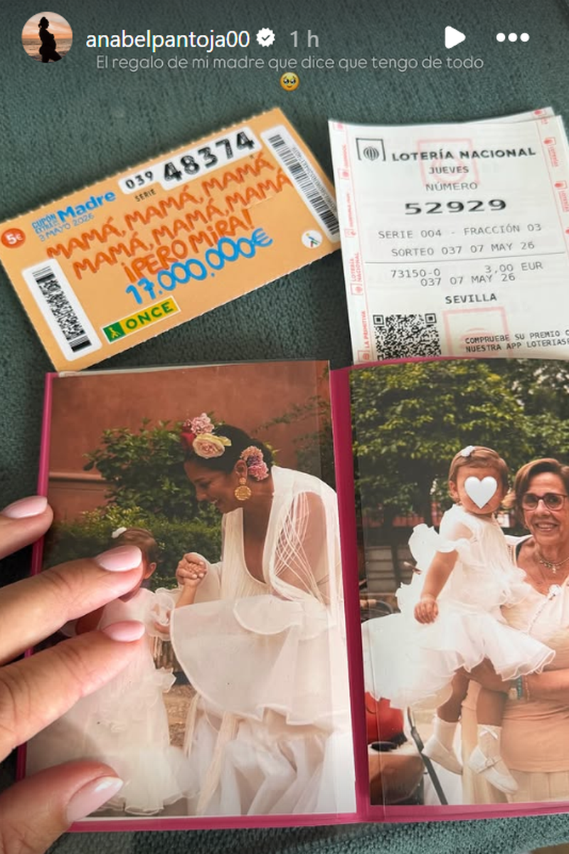 Anabel Pantoja enseña el regalo que le ha hecho su madre