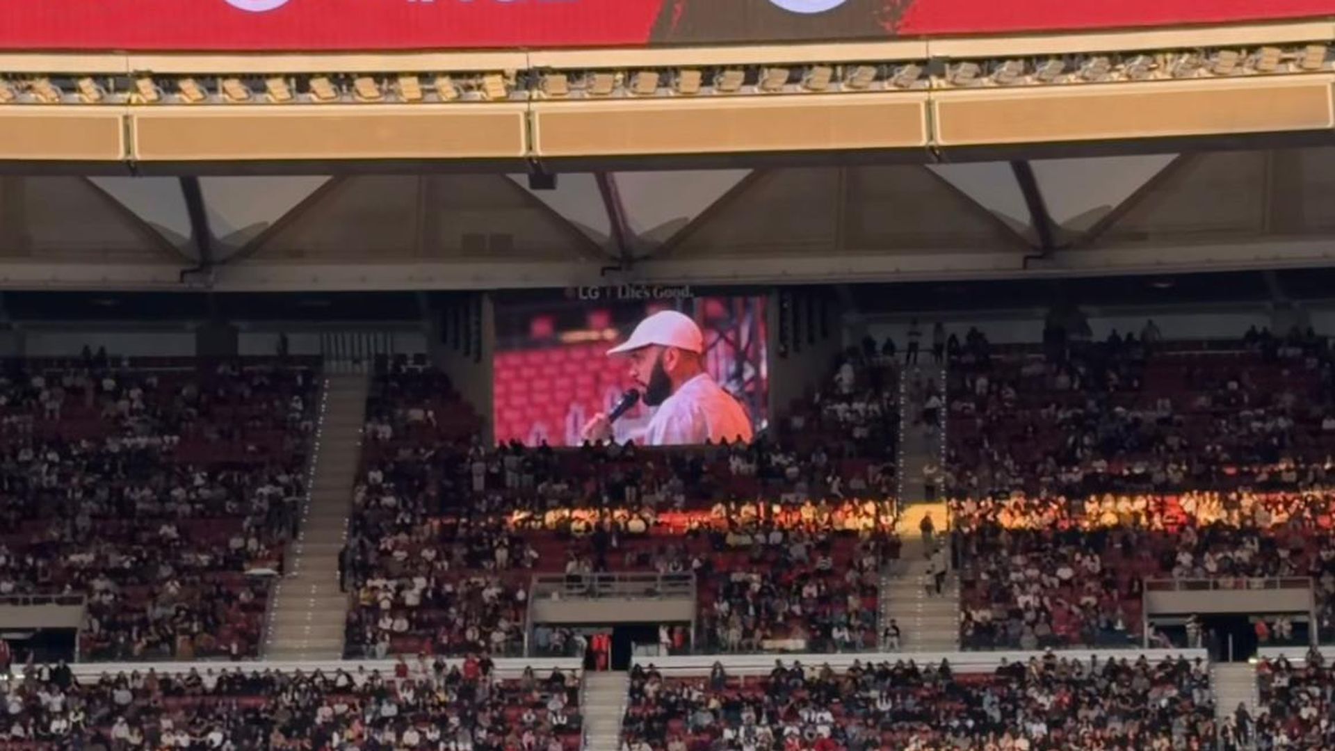 Dani Alves en su faceta de predicador en el Metropolitano