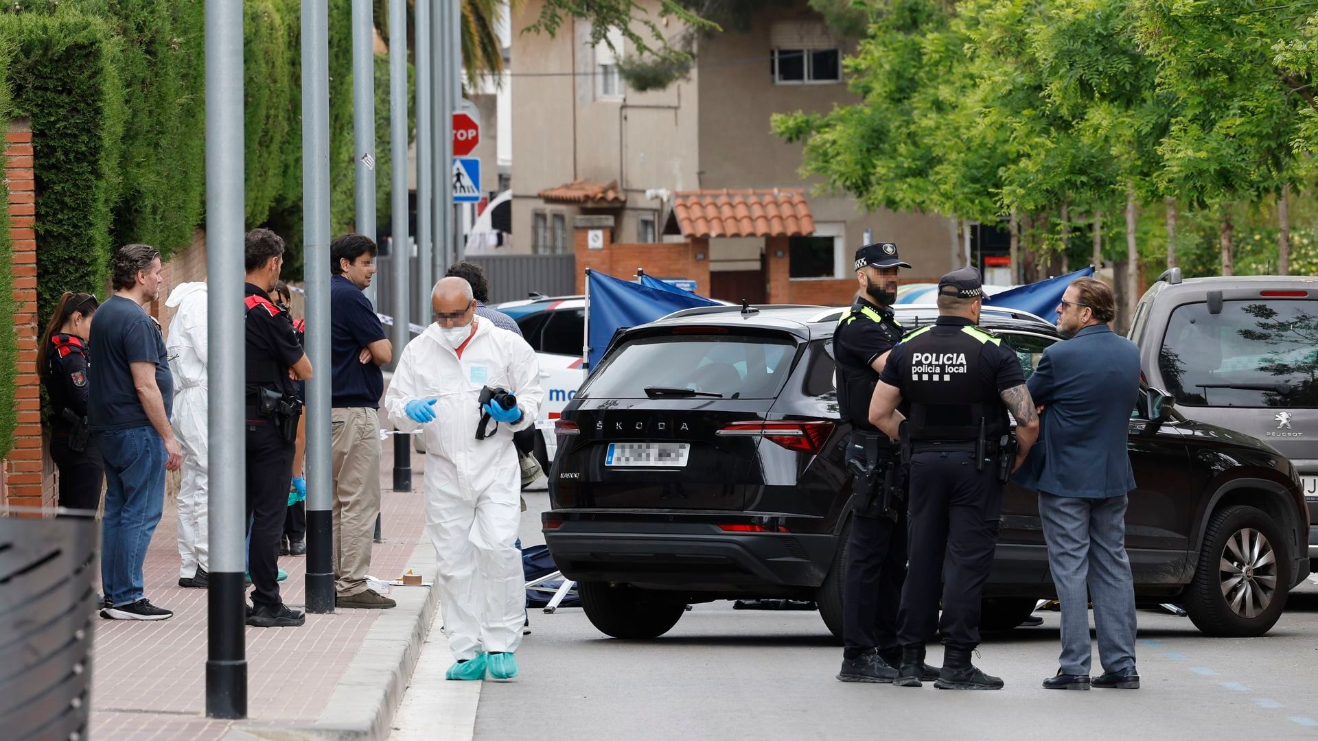 El emotivo homenaje de los vecinos de Esplugues a la mujer asesinada: se descarta que fuese un caso de violencia de género