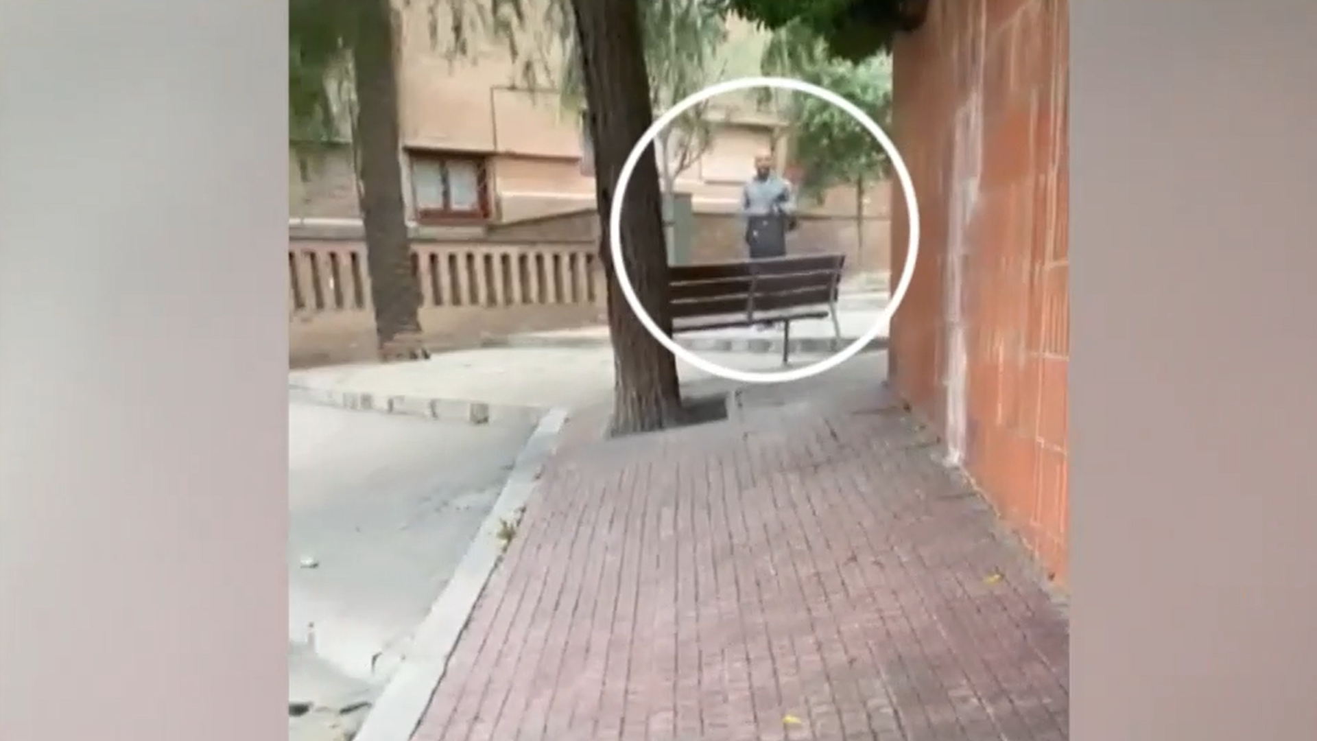 El hombre que mató a una joven en Esplugues de Llobregat intentó agredir a otro vecino: "Intentó apuñalarme arriba de las escaleras" El hombre que mató a una joven en Esplugues de Llobregat intentó agredir a otro vecino: "Intentó apuñalarme arriba de las escaleras"