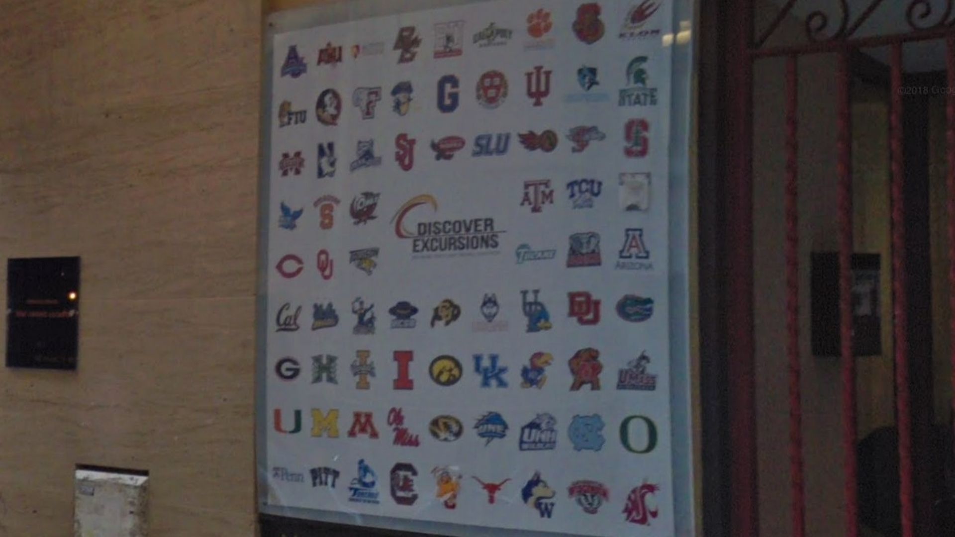 Escudos de las universidades de EEUU en la agencia de 'Manu White'