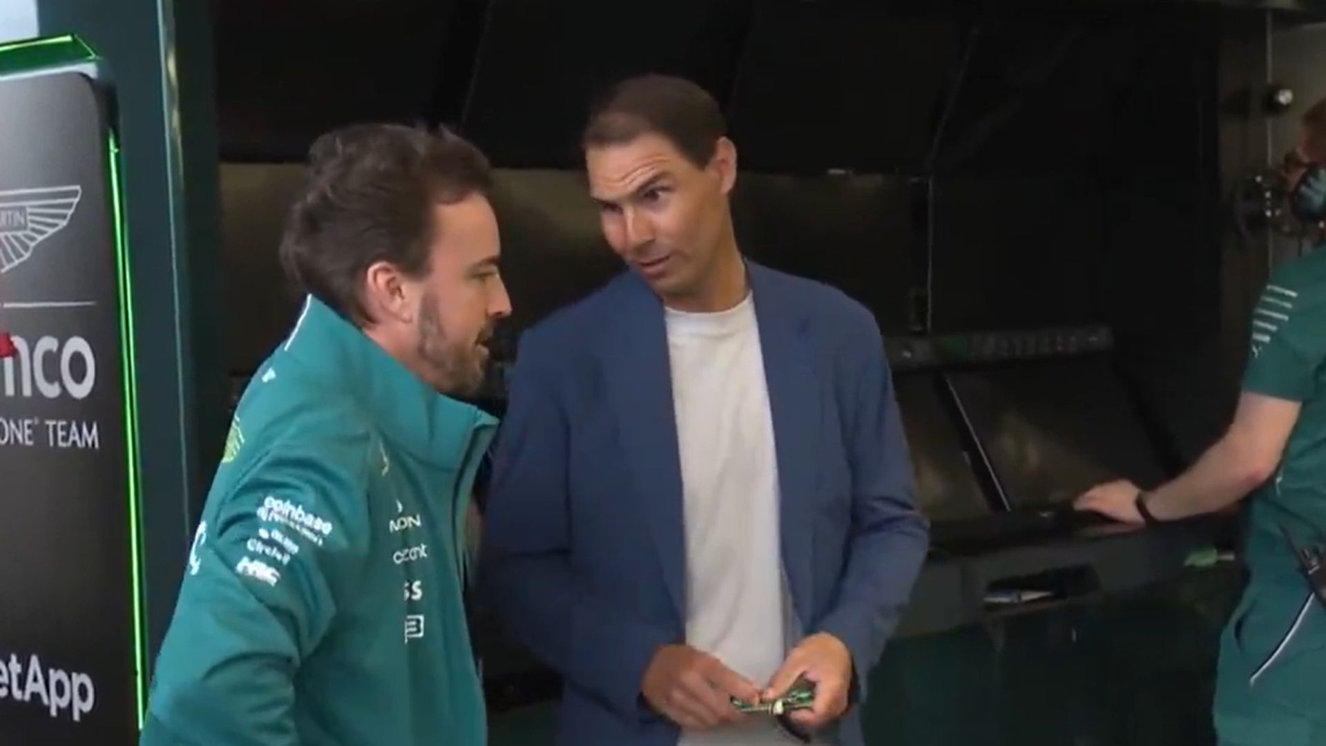 Fernando Alonso y Rafa Nadal, en el box de Aston Martin