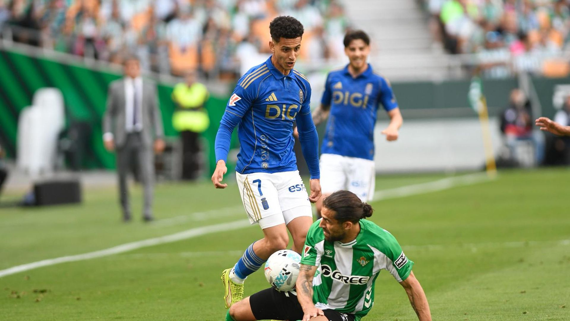 Ilyas Chaira busca marcharse de Ricardo Rodríguez en el Betis-Oviedo
