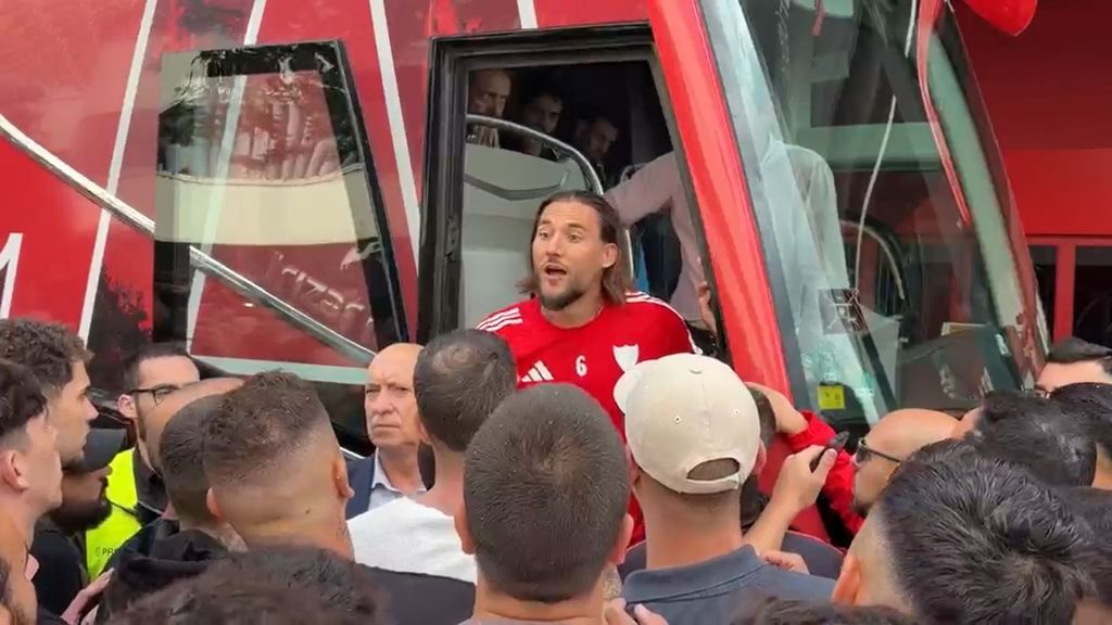 Gudelj se baja del autobús para hablar con los Biris