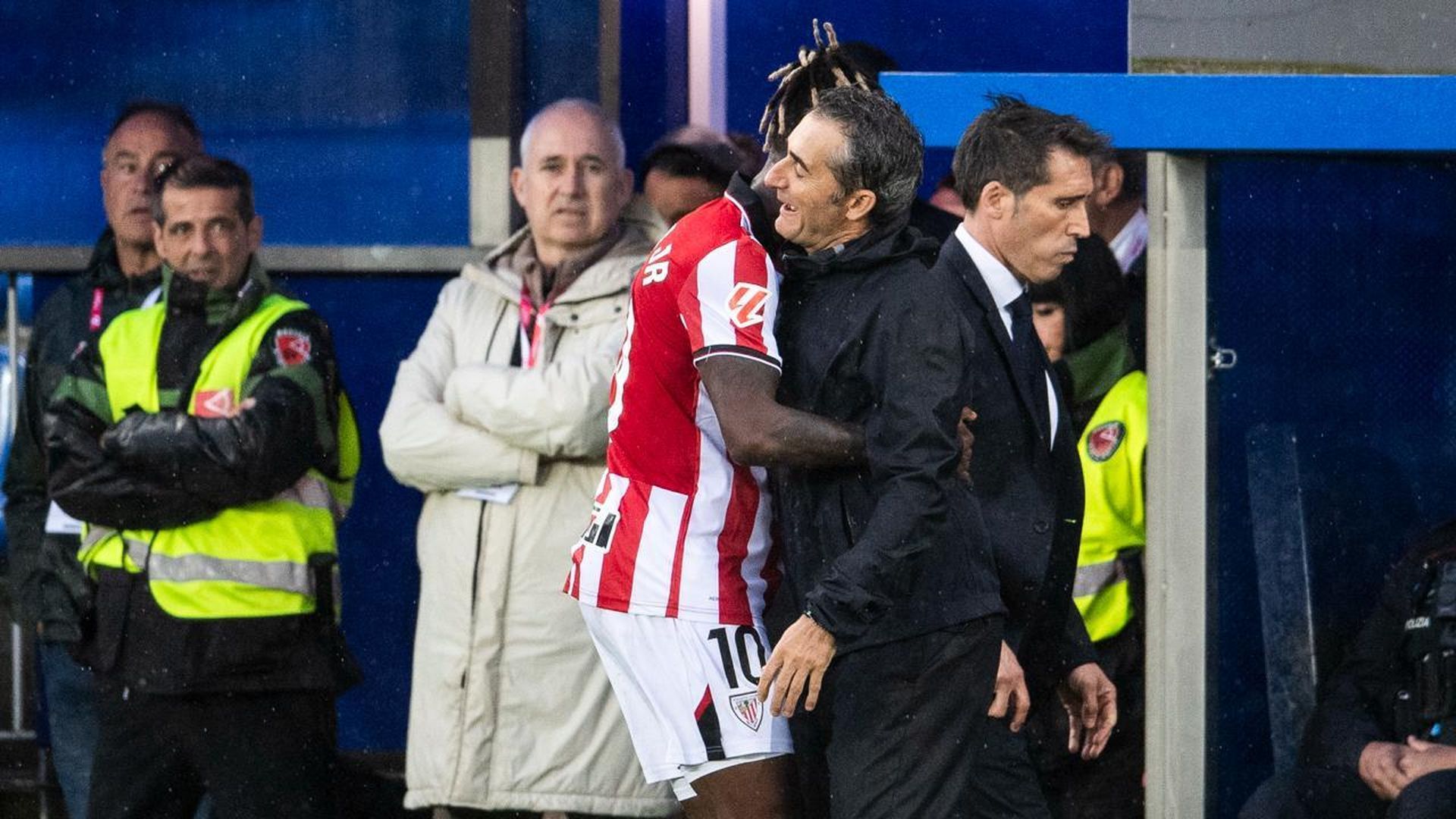 Nico Williams se abraza a Ernesto Valverde en Mendizorrotza