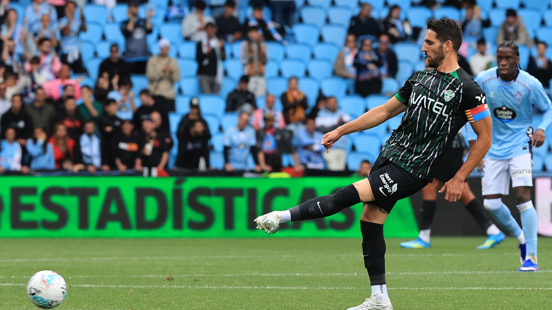Pedro Bigas da un pase en el Celta-Elche