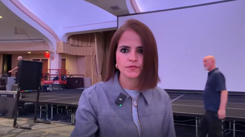 Rosa Conde accede al hotel Washington Hilton donde se produjo el ataque contra Donald Trump