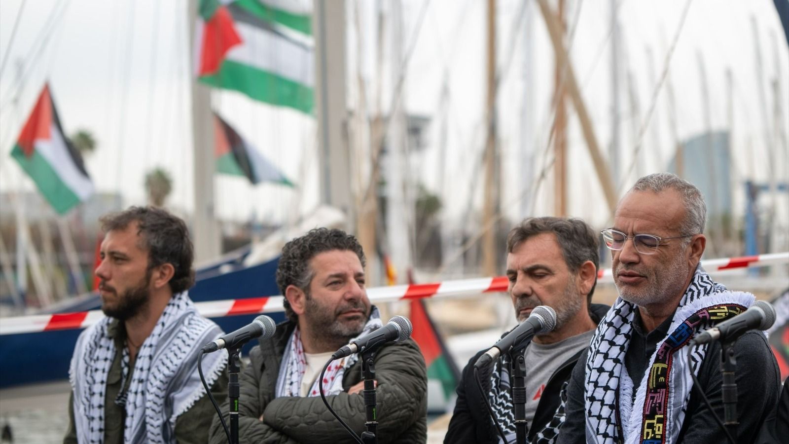 Saif Abukeshek y otros activistas que iban en la Flotilla