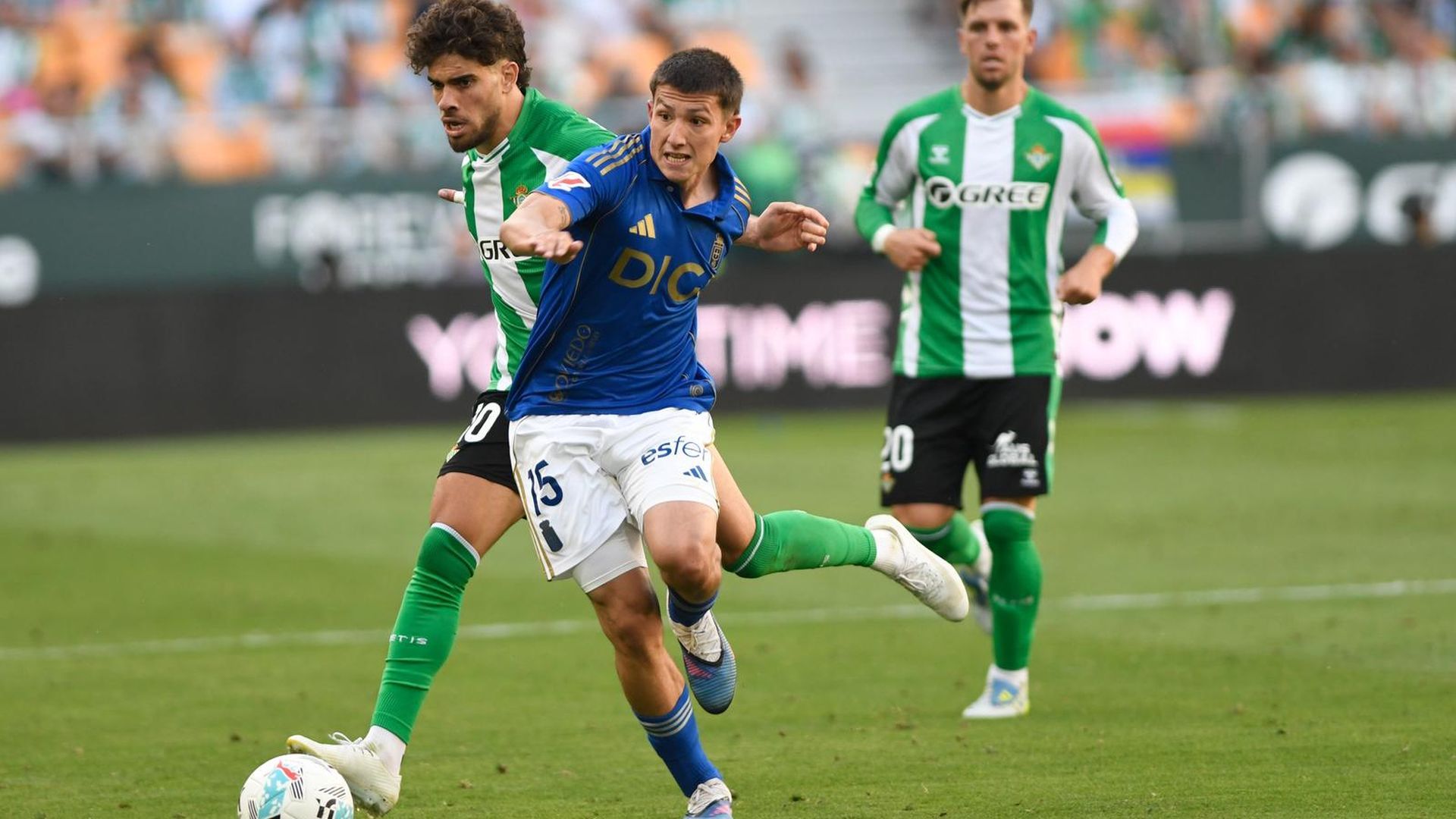 Thiago Fernández pelea un balón en el Betis-Real Oviedo
