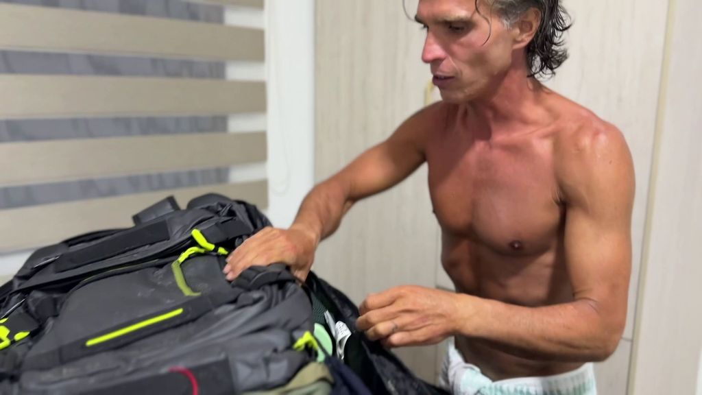 Toni Elías se reencuentra con su maleta y desvela qué es lo que más echaba de menos: "Voy a llorar"