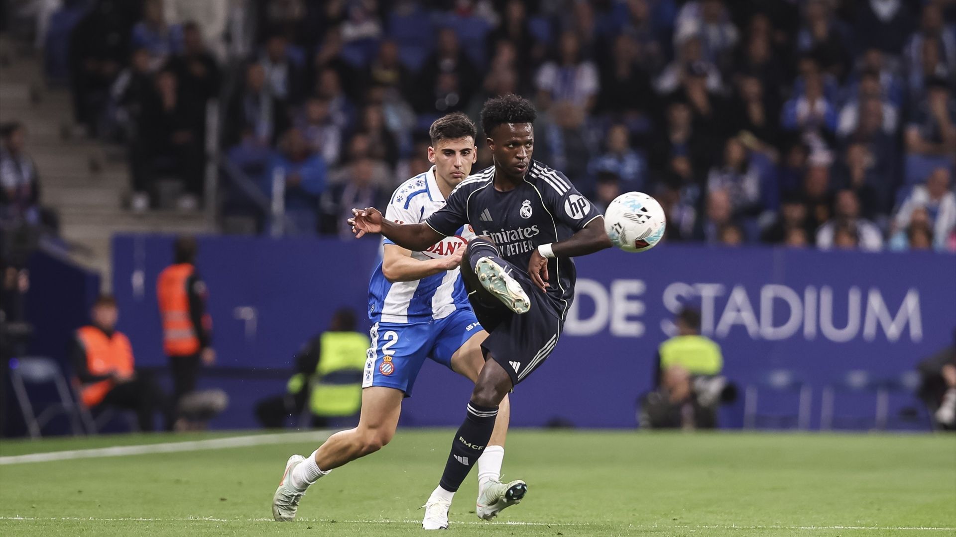 Vinicius Jr. da un pase en el Espanyol-Real Madrid