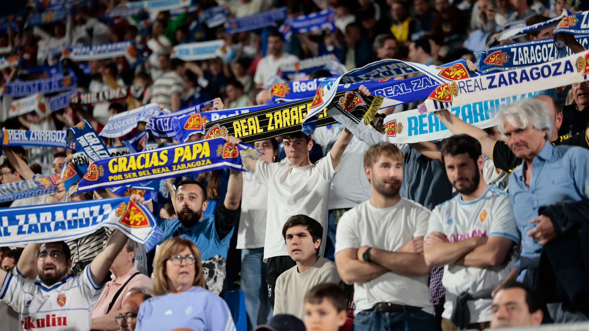 Aficionados del Real Zaragoza en el Ibercaja Estadio.