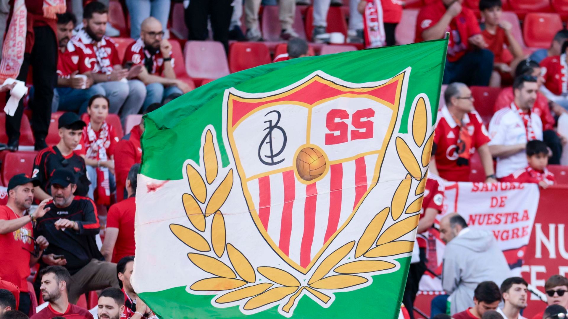 Aficionados del Sevilla durante el partido ante la Real Sociedad