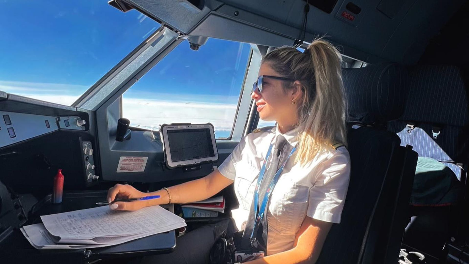Alba Mangado, en la cabina, antes de iniciar un vuelo Alba Mangado, en la cabina, antes de iniciar un vuelo