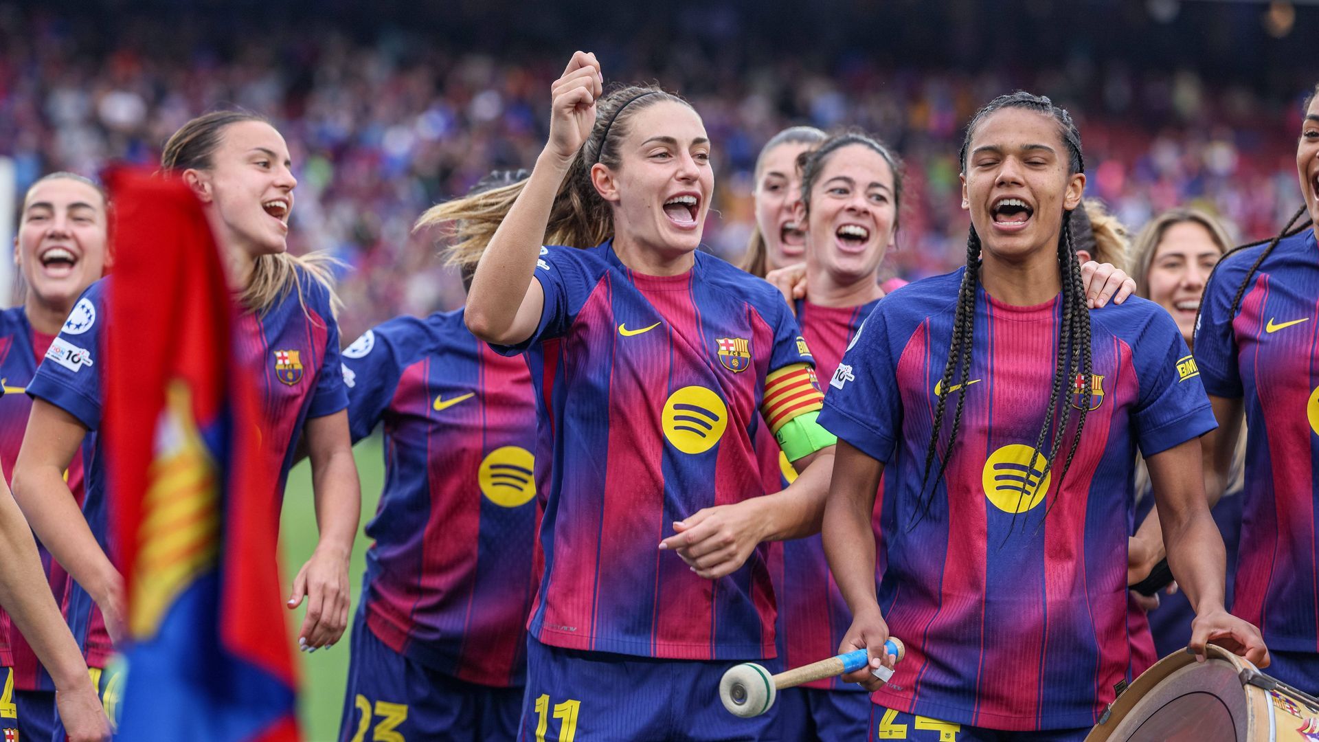 Alexia Putellas celebrando con sus compañeras
