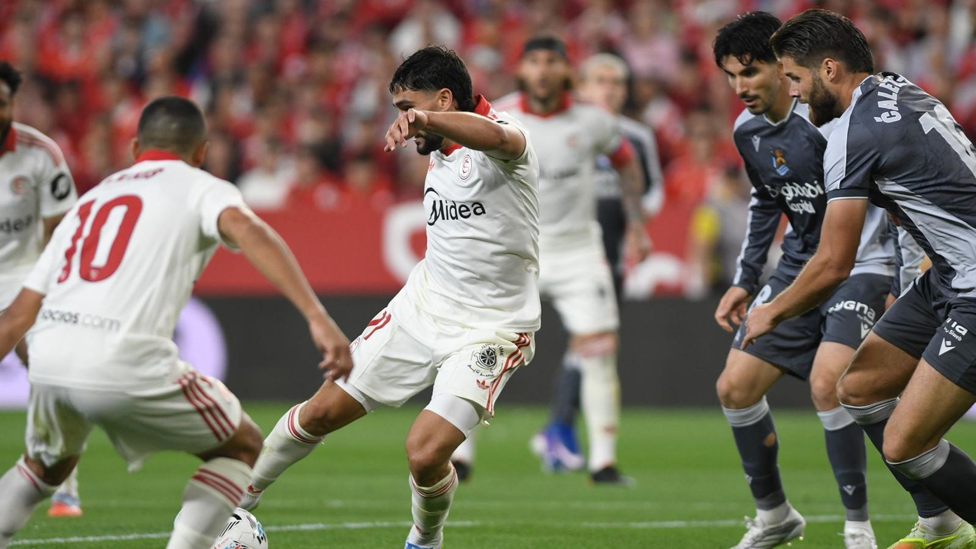 Asistencia de Maupay a Alexis Sánchez en el Sevilla - Real Sociedad