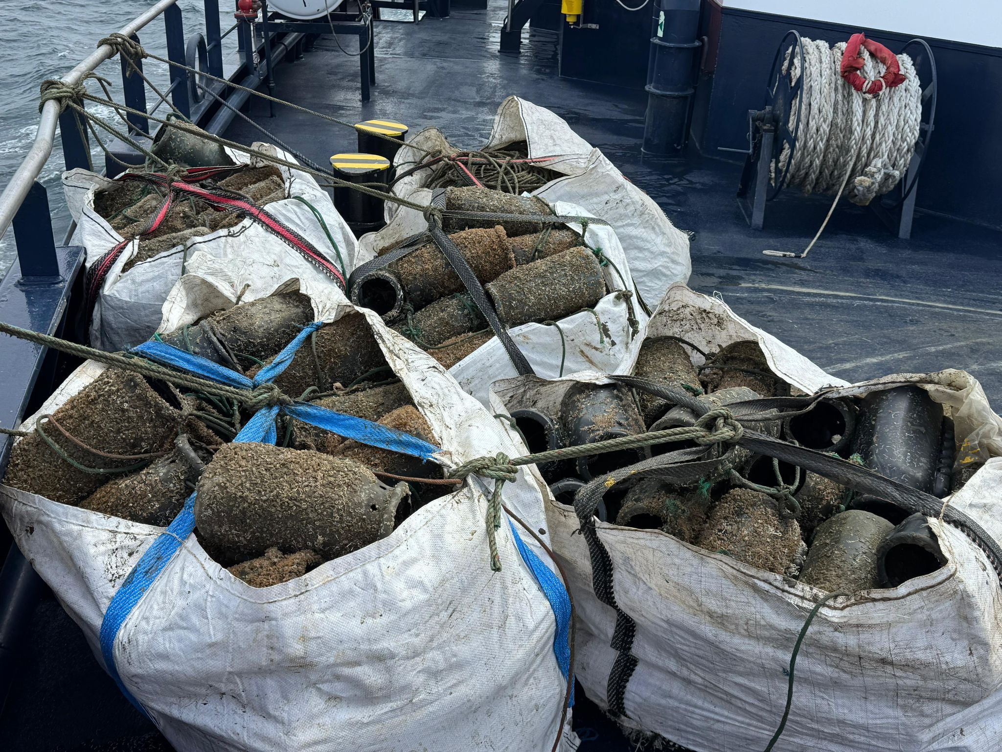 Cacharros de plástico utilizados para la captura del pulpo