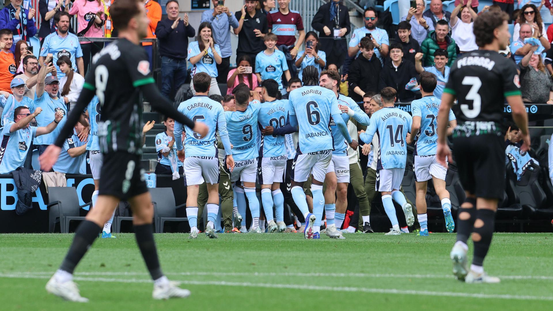 El Celta celebra uno de los goles ante el Elche