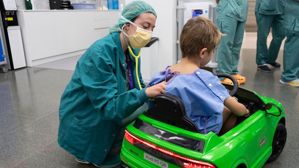 El hospital Sant Pau incorpora el acompañamiento familiar a los quirófanos pediátricos e introduce coches eléctricos para los más pequeños