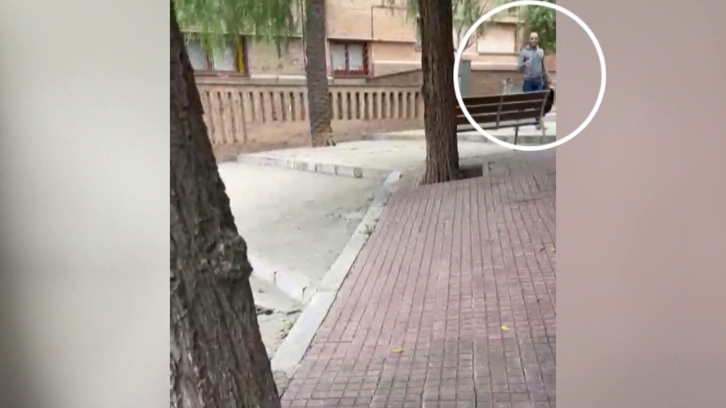 El relato de un vecino que se enfrentó al agresor que asesinó a una joven en Esplugues de Llobregat: "Me intentó apuñalar tres o cuatro veces"