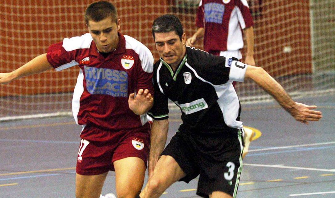 García Mera disputa un balón