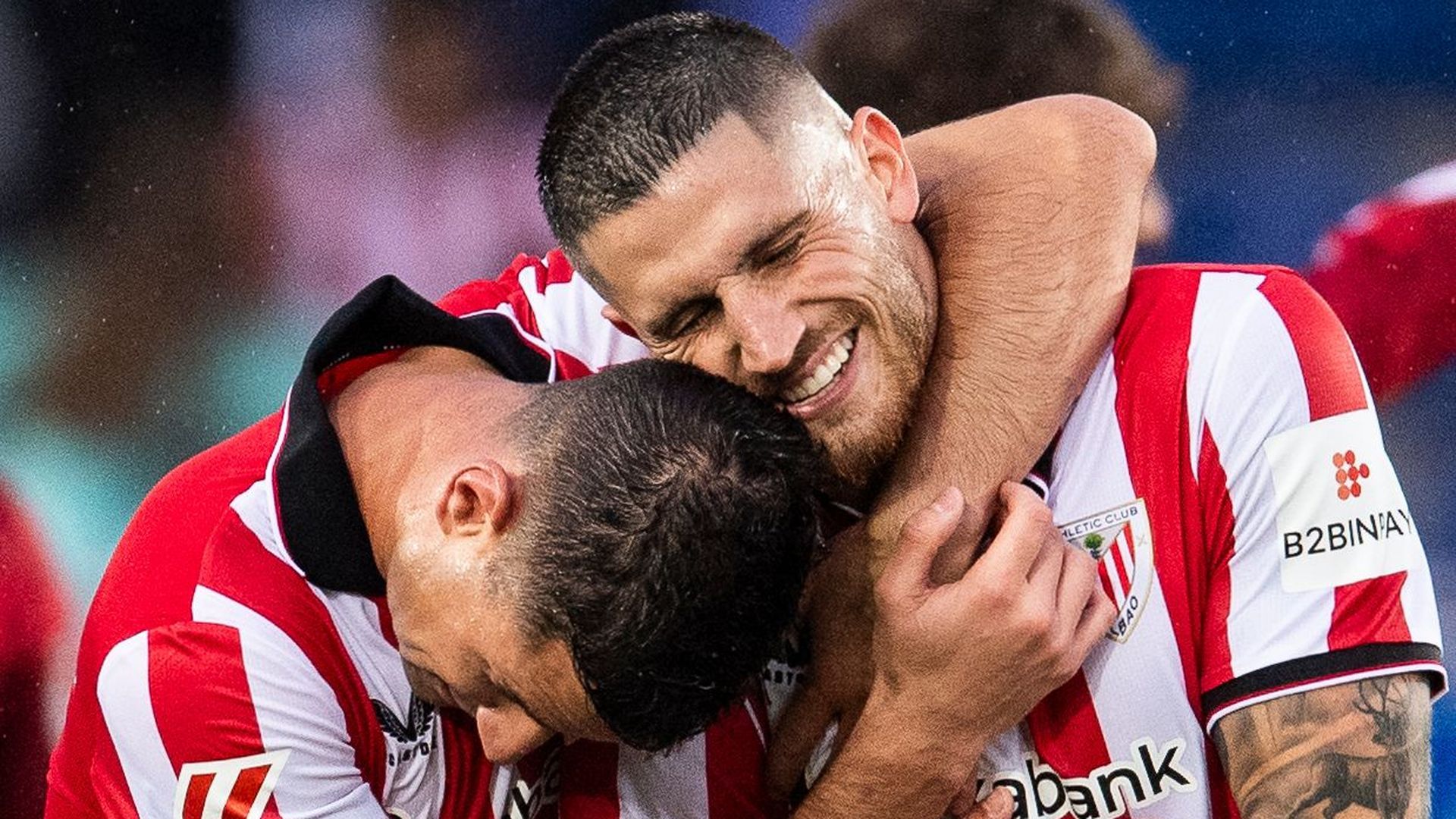 Gorka Guruzeta abraza a Oihan Sancet tras su gol al Alavés en Mendizorrotza