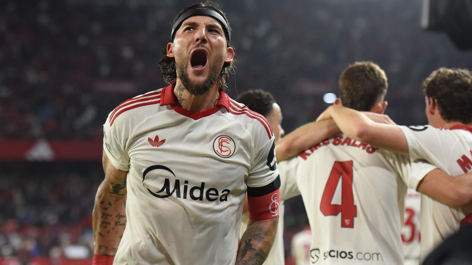 Gudelj celebra su gol en el Sevilla - Atlético de Madrid