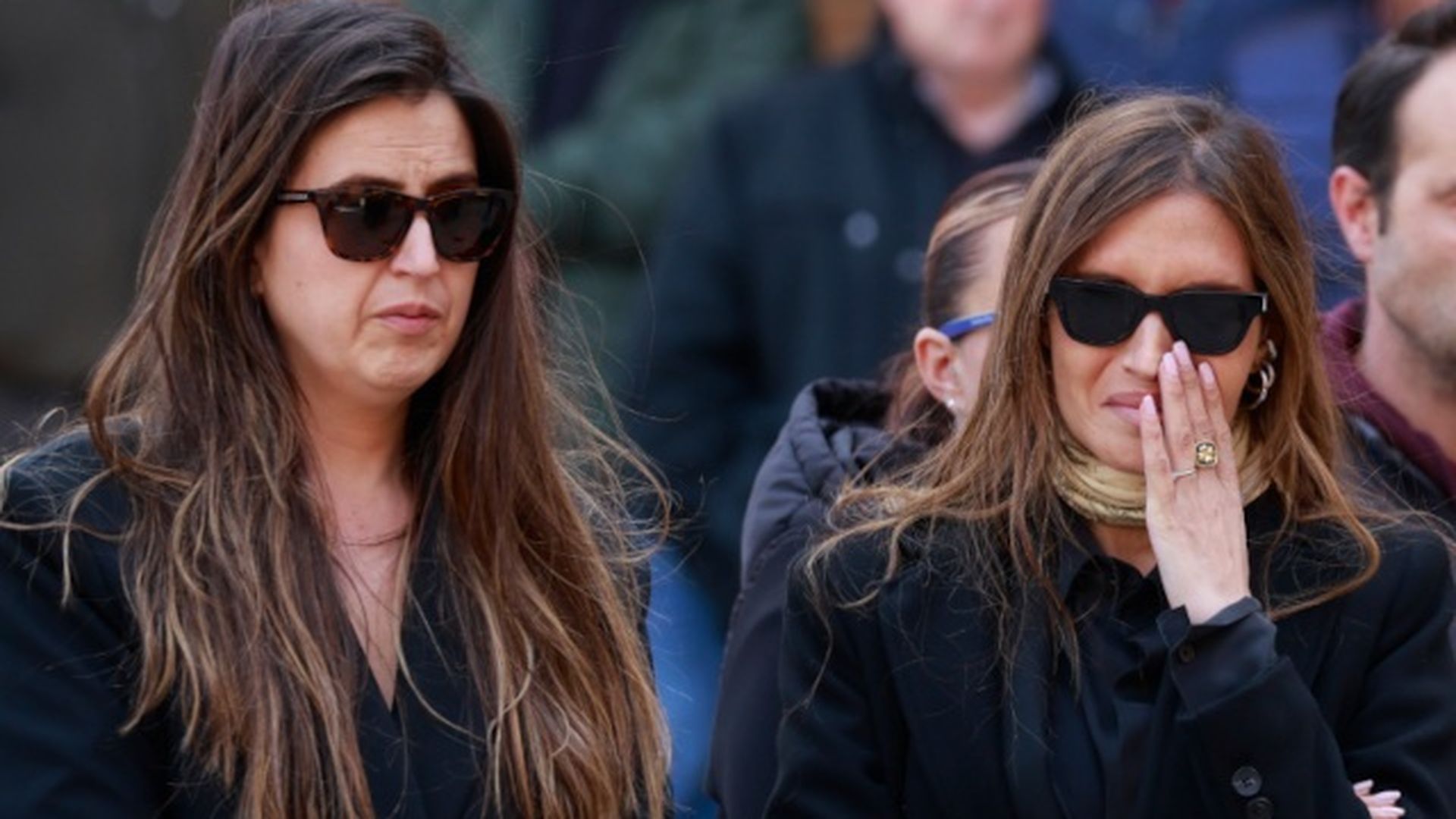 Irene Carbonero y Sara Carbonero, en el último adiós a su madre