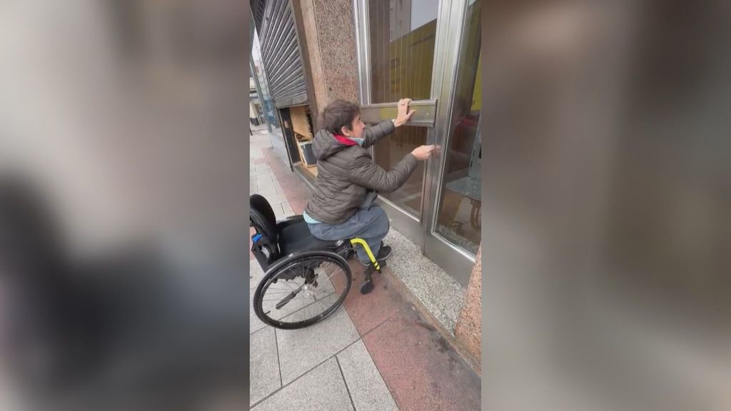 Jorge, en silla de ruedas, no puede entrar ni salir de su portal por un escalón de 20 centímetros