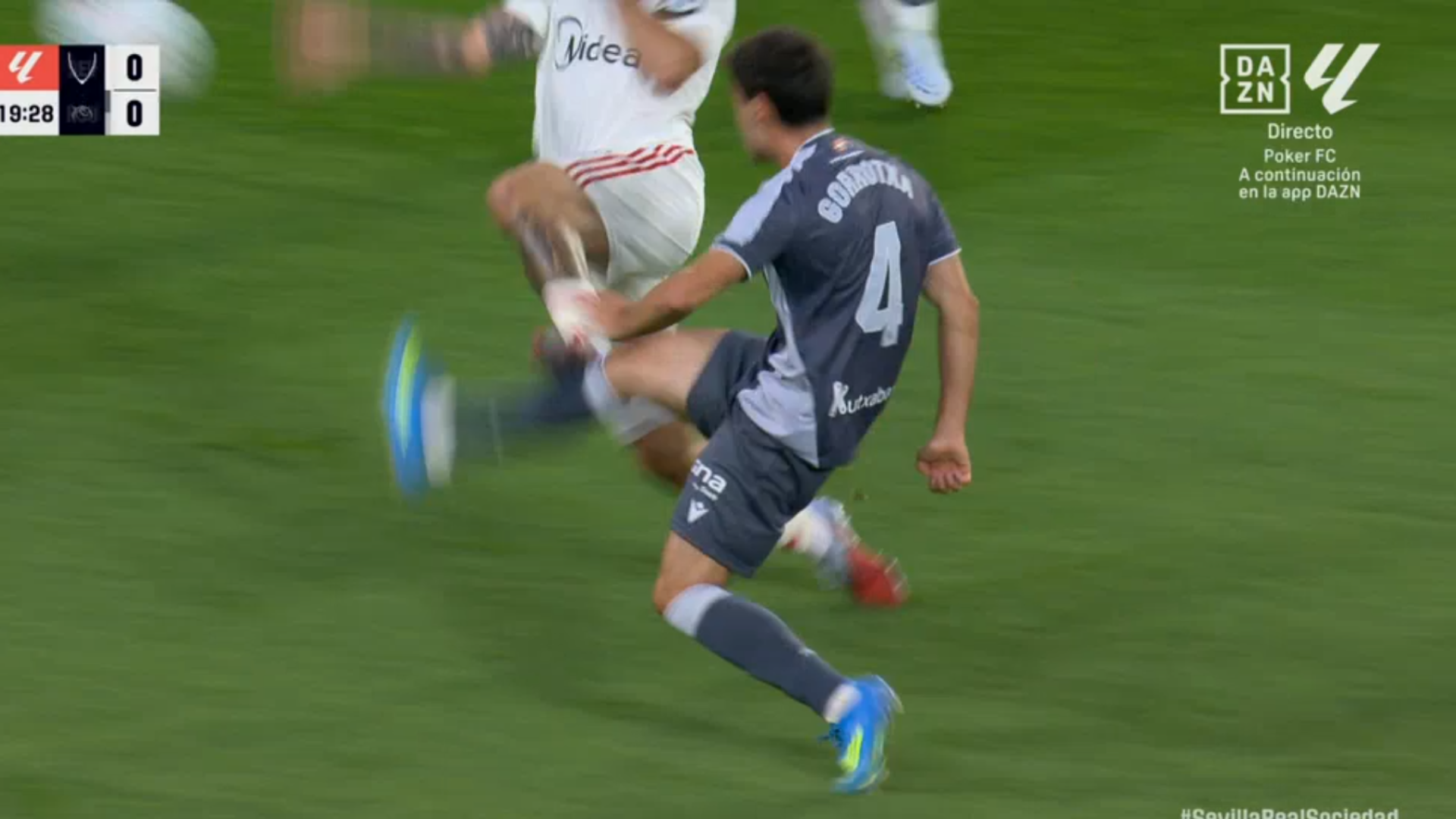 La entrada de Isaac Romero sobre Gorrotxategi en el Sevilla-Real Sociedad