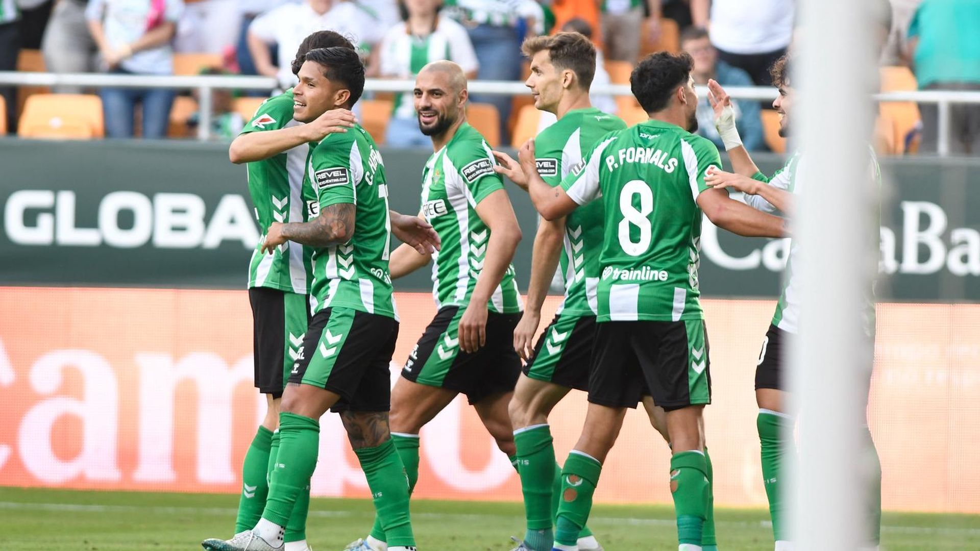 Los jugadores del Betis celebran el gol del Cucho al Oviedo