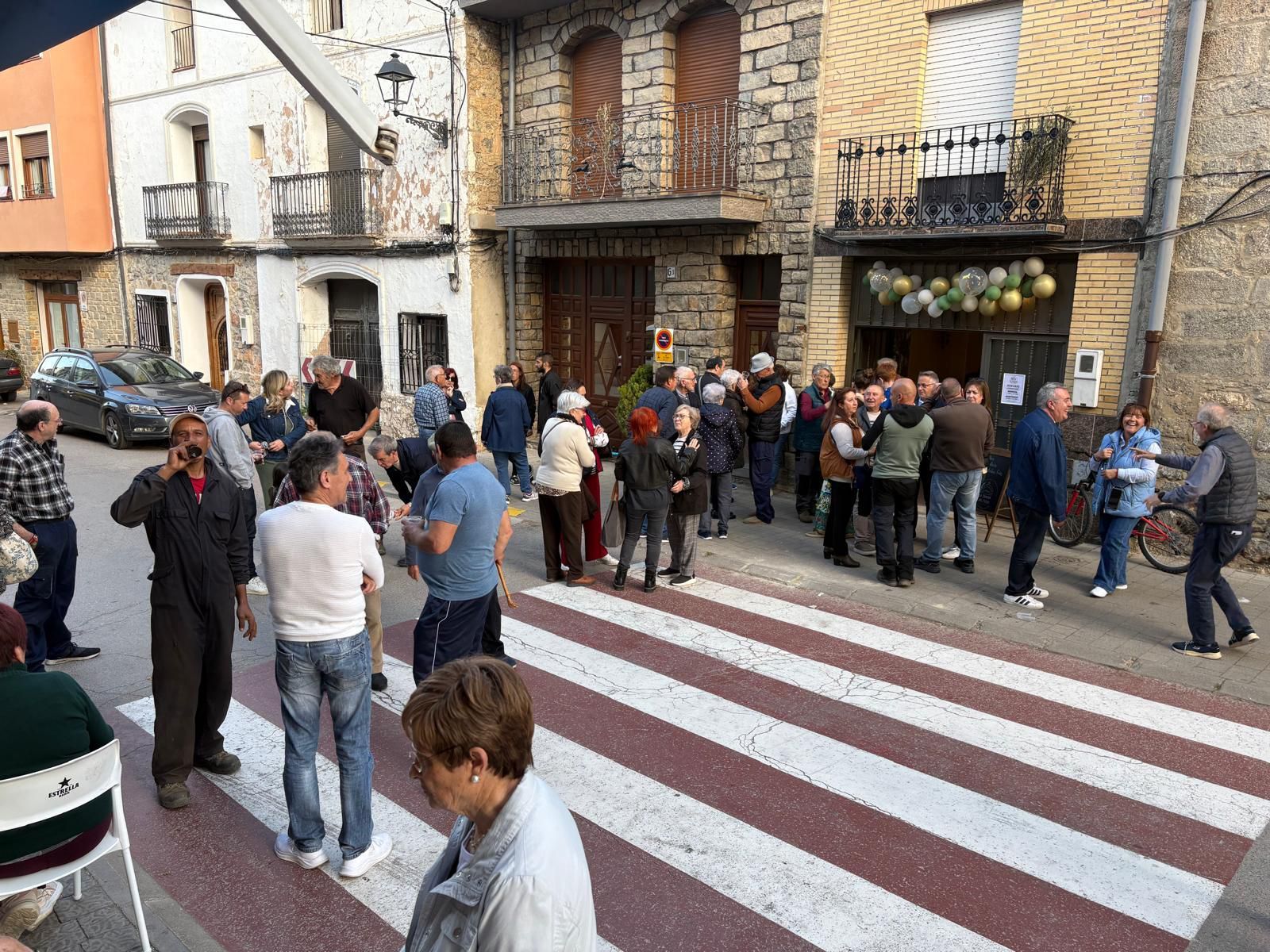 Los vecinos de El Toro celebraron la reapertura de la panadería