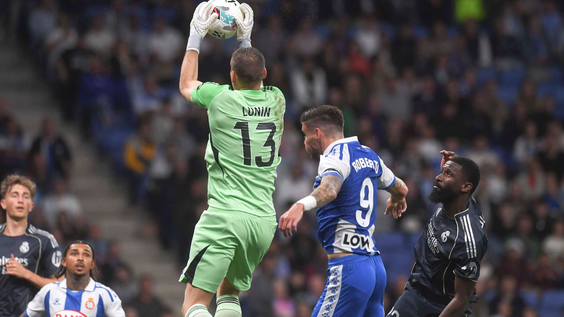 Lunin en una salida contra el Espanyol