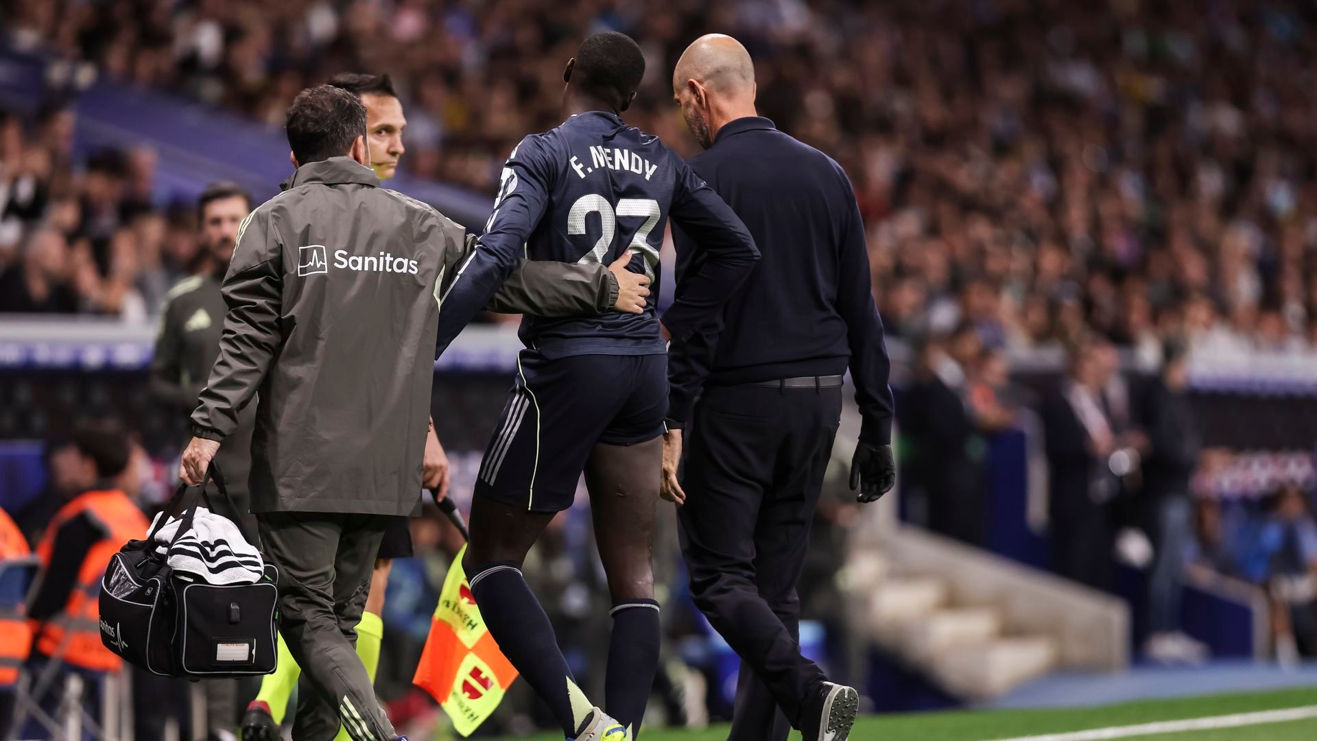 Mendy saliendo lesionado ante el Espanyol