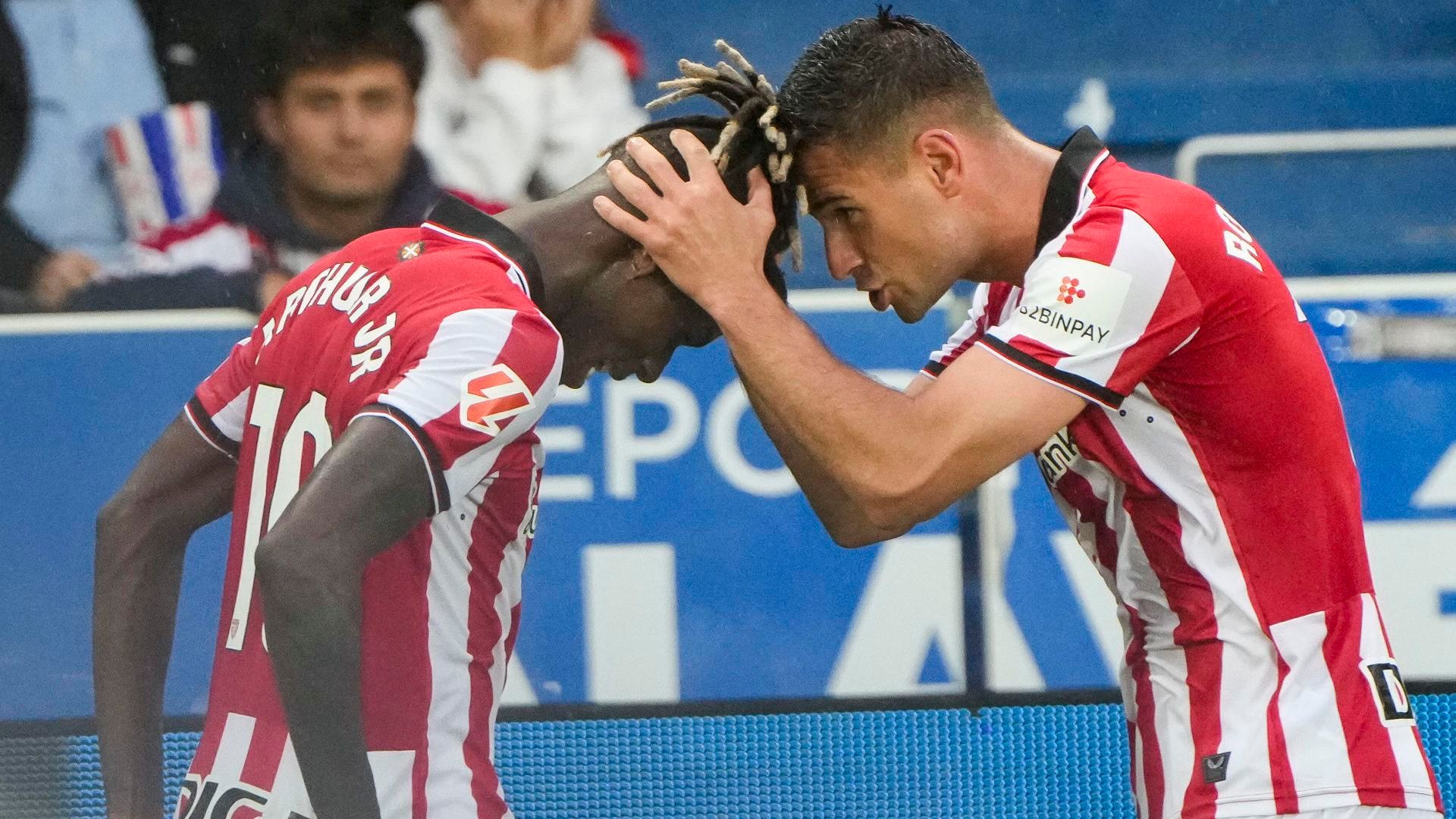 Nico Williams y Guruzeta celebran ante el Alavés en Mendizorrotza