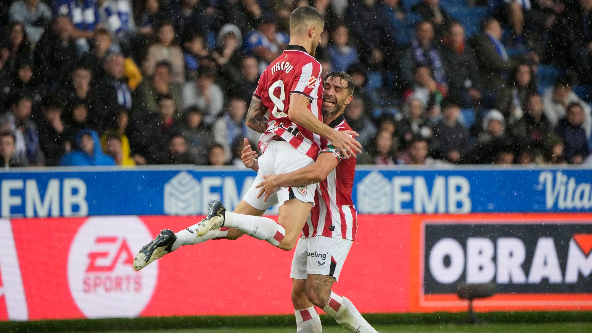 Oihan Sancet celebra con Yeray ante el Alavés en Mendizorrotza
