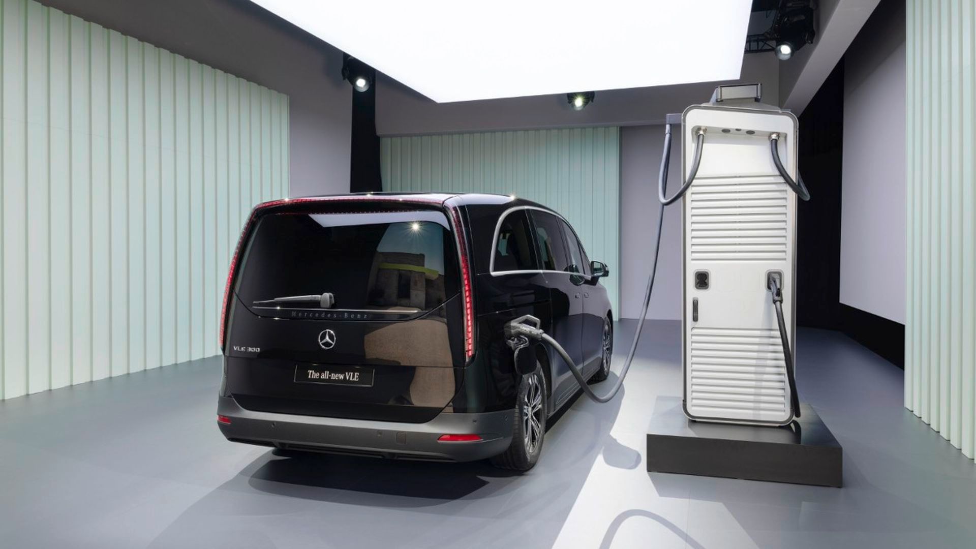 Parte trasera y punto de carga del Mercedes-Benz VLE eléctrico