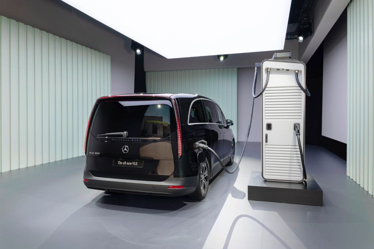 Parte trasera y punto de carga del Mercedes-Benz VLE eléctrico