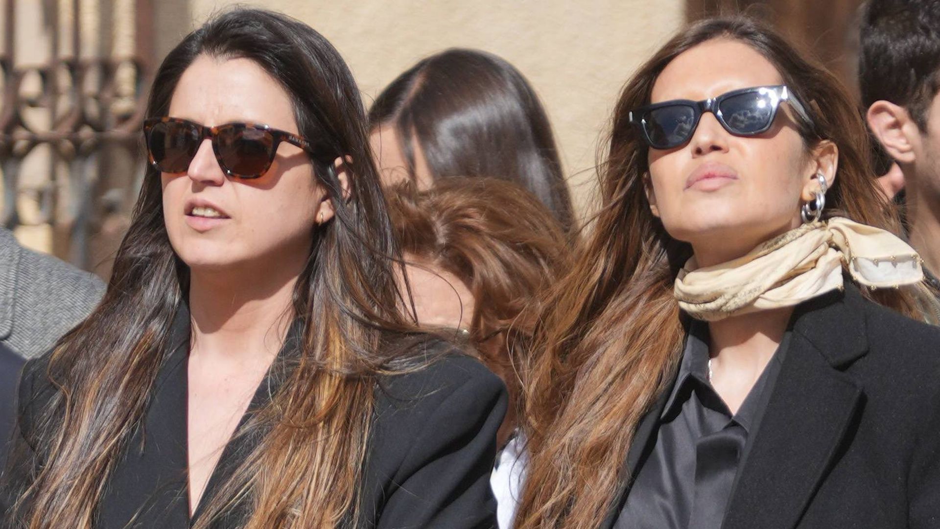 Sara Carbonero junto a su hermna, Irene, en el funeral de su madre