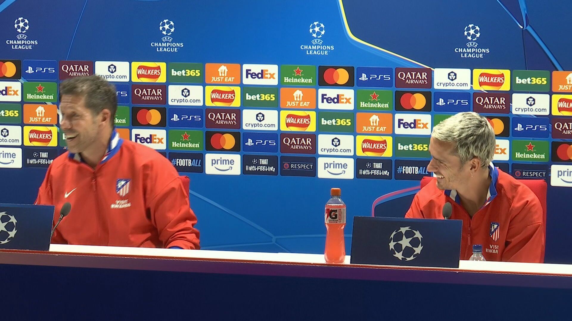 Simeone y Griezmann se ríen en sala de prensa