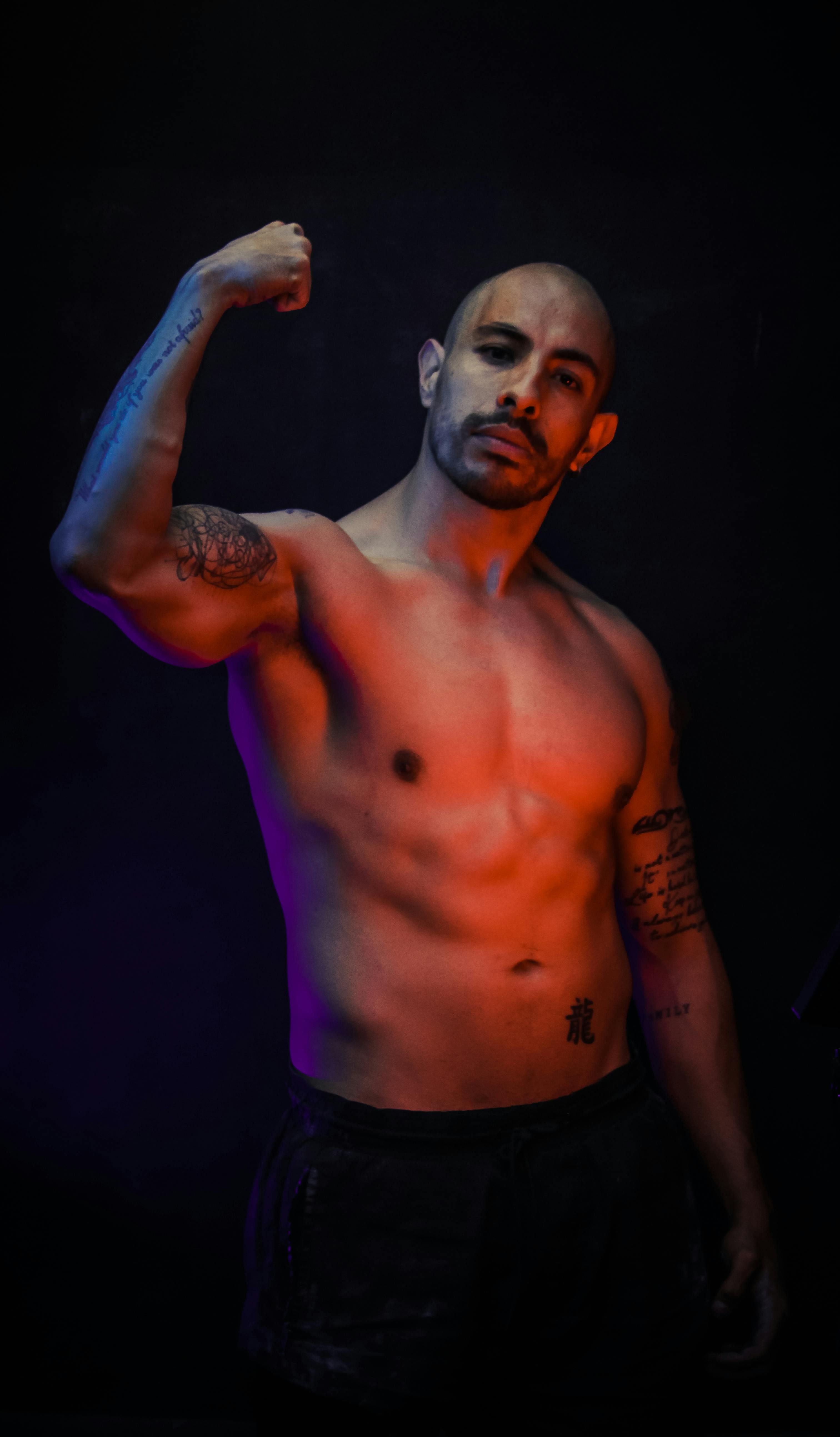 Un hombre musculado