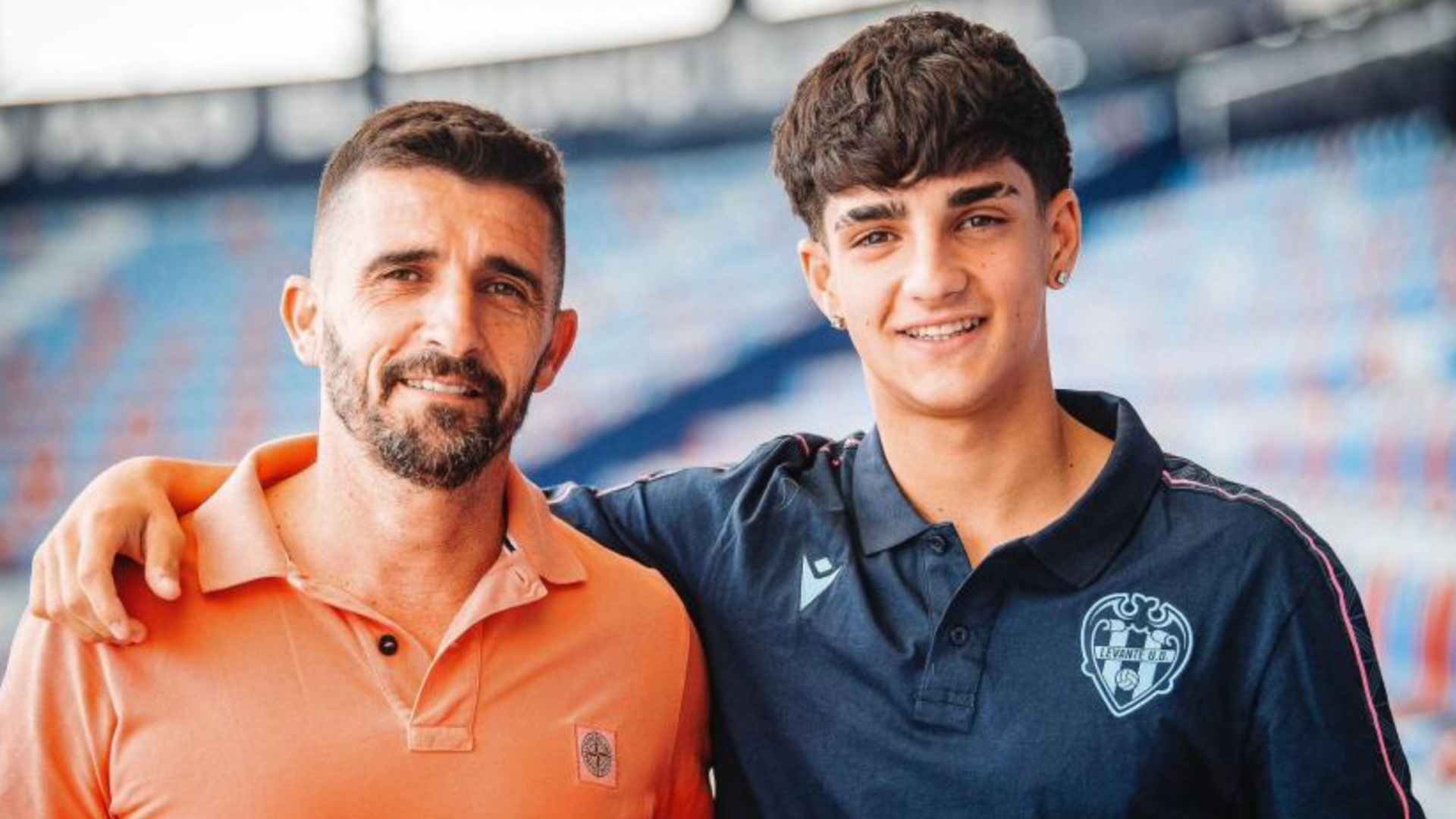 Víctor Fernández y su hijo cuando firmó por el Levante UD