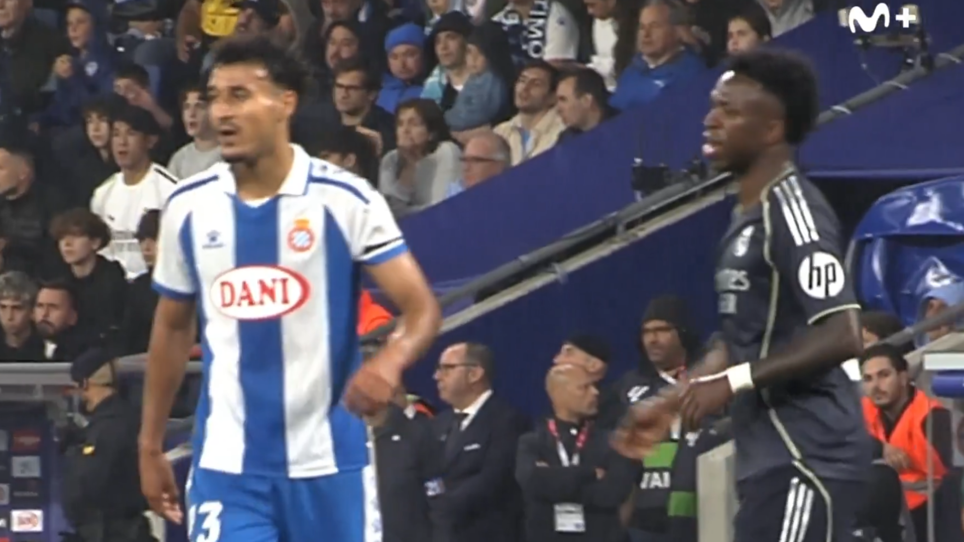 Vinicius, con Omar El Hilali en el Espanyol-Real Madrid