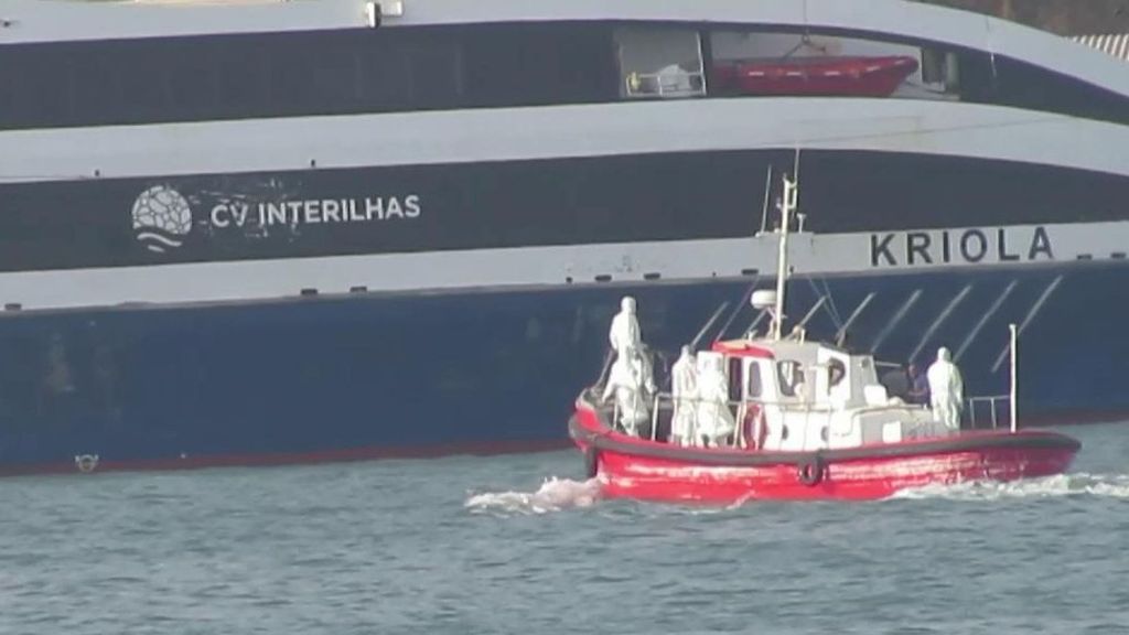 VÍDEO | El momento en que tres pasajeros del barco infectado con hantavirus son evacuados con la ayuda de sanitarios frente a Cabo Verde