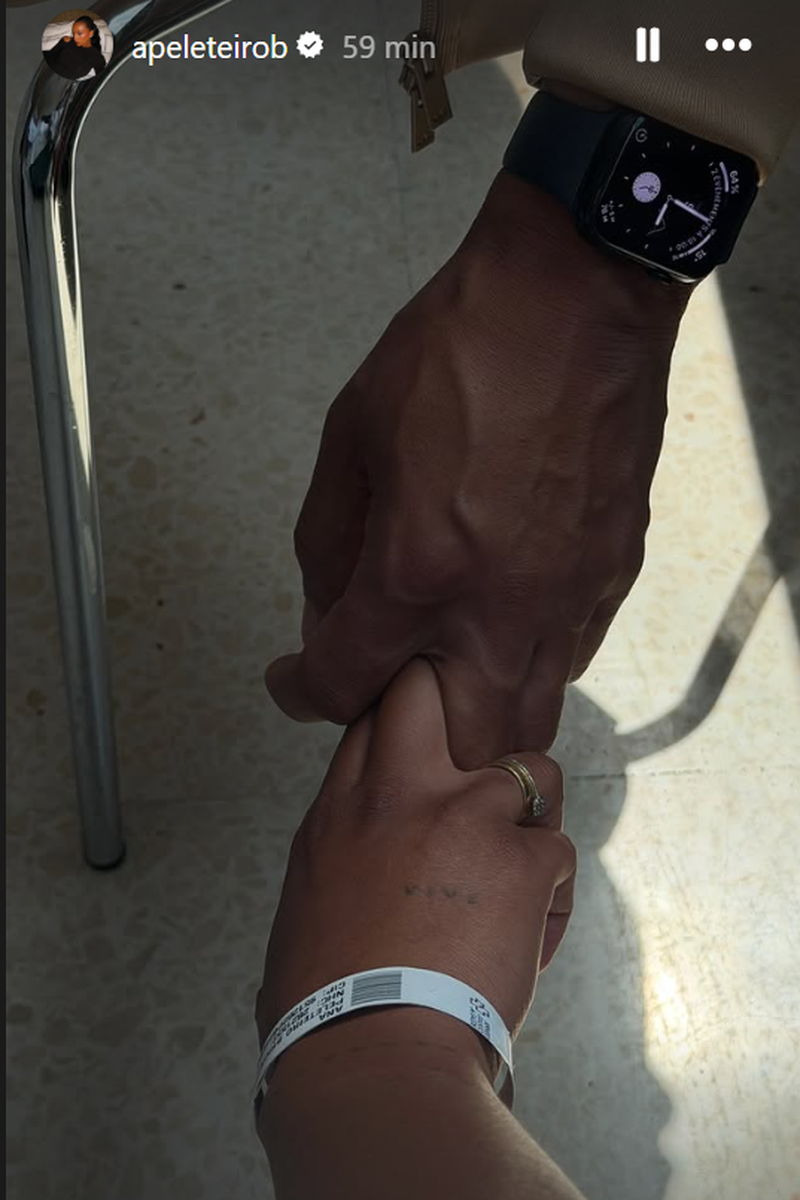 Ana Peleteiro enseña la pulsera de hospital