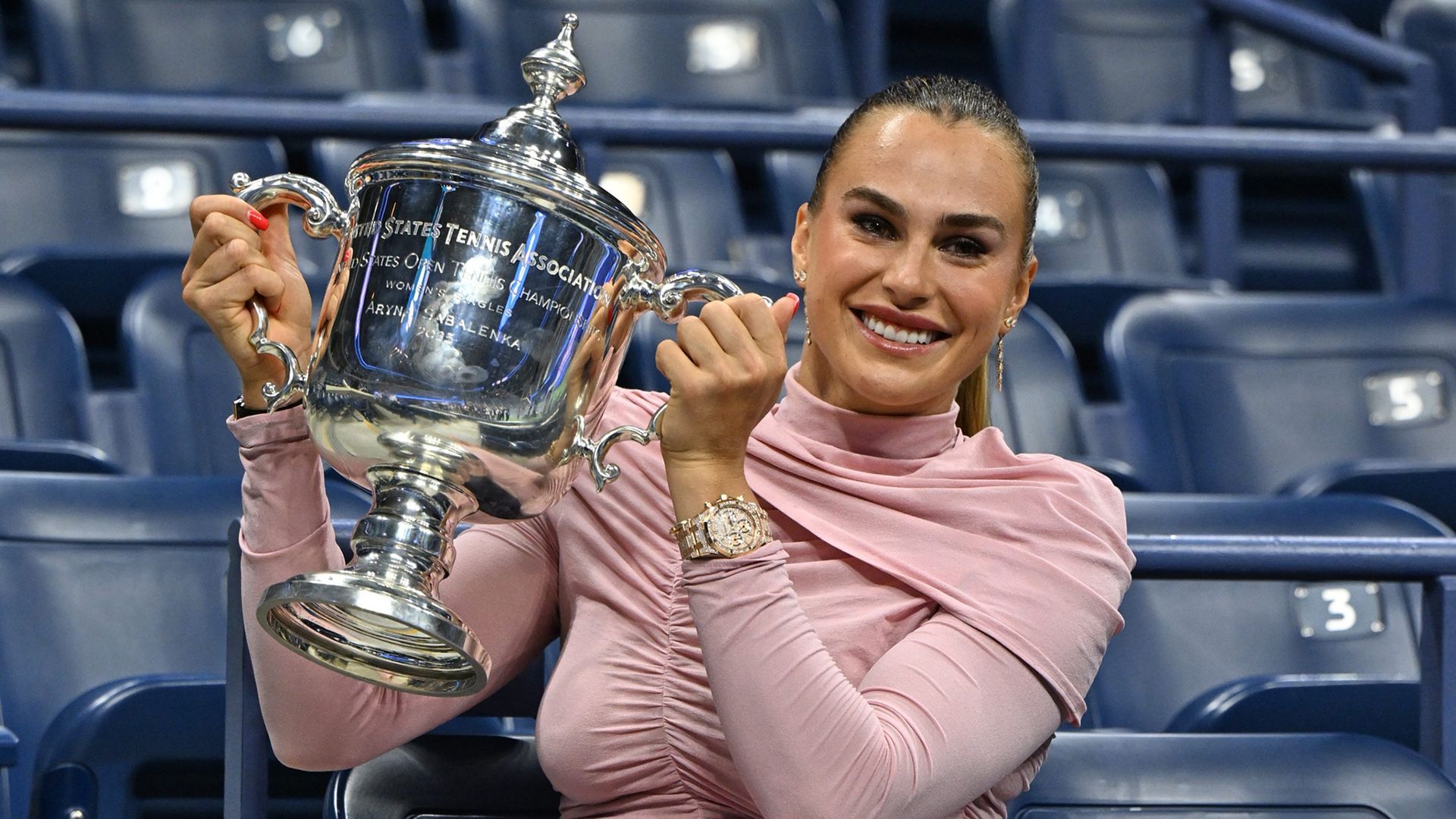 Aryna Sabalenka posa con el título